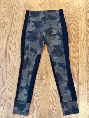 ATHLETA Essex Camo Hybrid Leggings, Size Small. Like New!